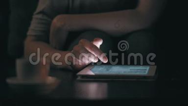 女人在家里用平板电脑。 具有动态范围的4kUHD射击。